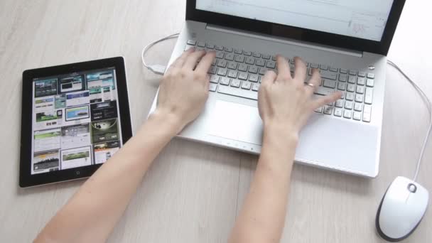 Diseño Overhead Desk con ordenador — Vídeos de Stock