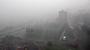 Yağmur, atmosferik su buharından yoğunlaşmış sıvı haldeki su damlacıklarıdır. Şiddetli yağmur yağışı sağanağı sağanağı, kasırga kasırgası, kasırga kasırga kasırgası, kasırga, süperhücre yağmuru, yağmur, yağmur, yağış, yağış, düşüş, perde.