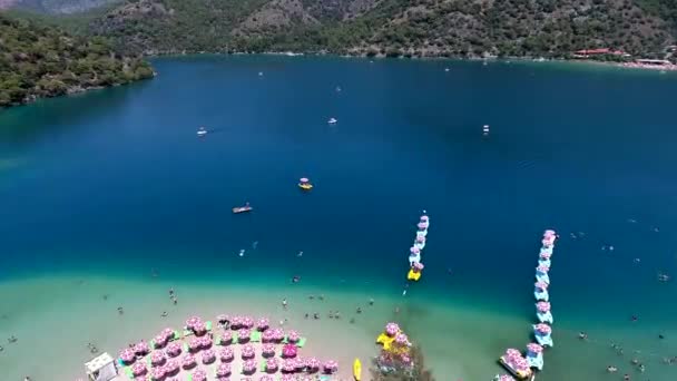 Strandurlaub Und Tretboot Bewaldeten Touristenmeer Menschen Schwimmen Meer Grüne Wälder — Stockvideo