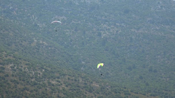 Αλεξίπτωτο Πετώντας Πάνω Από Βουνό Περιπέτεια Ροή Του Αέρα Επικίνδυνη — Αρχείο Βίντεο