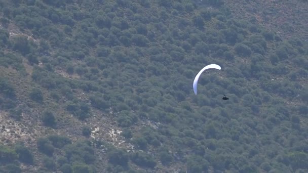 Parapente Voando Sobre Montanha Aventura Fluxo Entretenimento Perigoso Extrema Voar — Vídeo de Stock