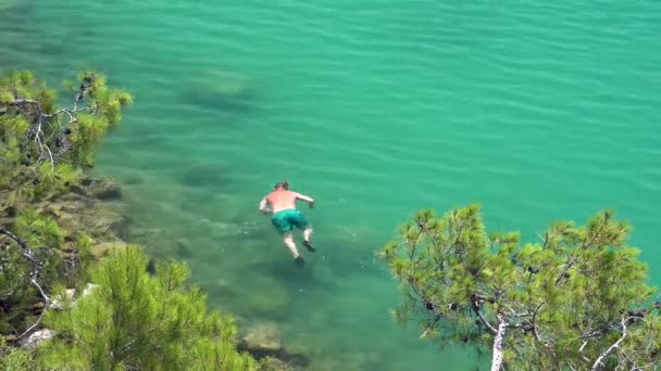 Пловец Смотрящий Водой Трубкой Мужчины Плавают Маской Трубкой Легкое Натуральное — стоковое видео