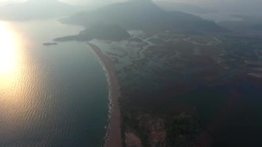 Delta, Bataklık, Lagoon Gölü, Deniz ve Ovası. Bataklık bataklık bataklığı bataklığı bataklığı bataklığı. Etrafı çevreleyen toprak, manzara, doğa aydınlığı, dalyan ortaca mugla hindi türküsü ile çevrili.