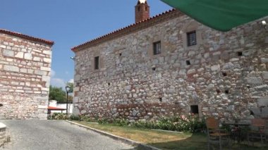 Yunanistan 'ın taş evleri ve tarihi sokaklar. Akropolis 'in kuzey ve doğu yamaçlarında toplanan ve 4K caddesini de kapsayan eski tarihi Yunan mahallesi