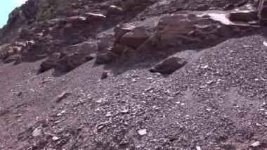 Dağlarda Toprak Yüzeyinde Renkli Mayın. Dağdaki doğal maden cevheri. Maden, metaller ve 4K gibi önemli elementlere sahip yeterli mineralleri barındıran bir kaya türüdür.