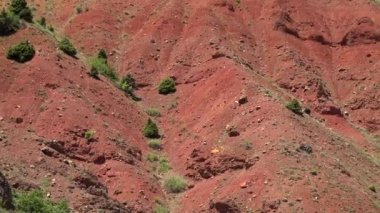 Dağlarda Toprak Yüzeyinde Renkli Mayın. Dağdaki doğal maden cevheri. Maden, metaller ve 4K gibi önemli elementlere sahip yeterli mineralleri barındıran bir kaya türüdür.