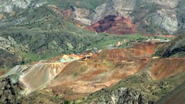 Dağlarda Toprak Yüzeyinde Renkli Mayın. Dağdaki doğal maden cevheri. Maden, metaller ve 4K gibi önemli elementlere sahip yeterli mineralleri barındıran bir kaya türüdür.