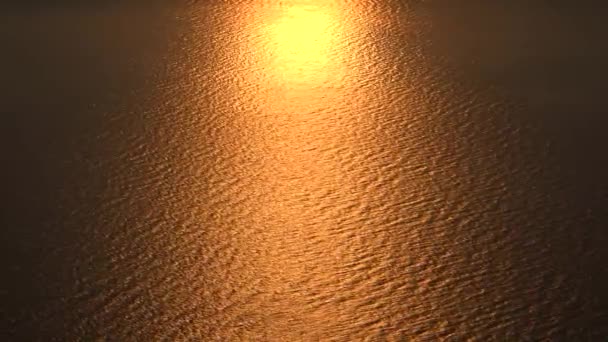 海面上の太陽光 海の上の夕日 オレンジ 赤のトーンの色 ノヴァヤ ゼムリャ効果は 大気中の熱4Kの間の太陽光の高い屈折によって引き起こされる極線の蜃気楼です — ストック動画