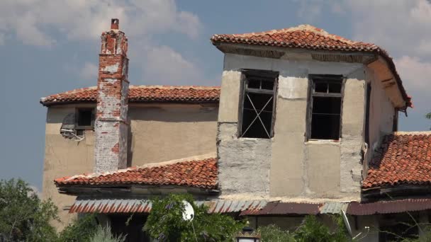 Старий Історичний Зруйнований Будинок Збирається Зруйнуватися Вікно Метеоритом Бідні Спустошені — стокове відео