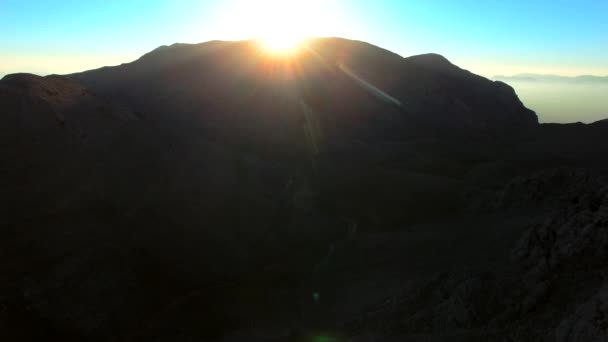 아침동틀 산꼭대기에서 되돌려 산봉우리에서의 정상에서의 바위와 지면은 아래에 날씨가 화창하다 — 비디오