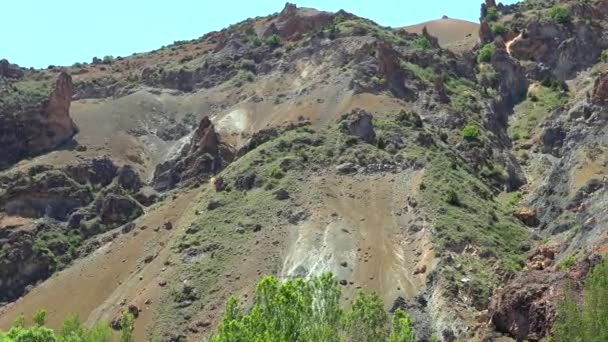 山の土壌表面にカラフルな鉱山ロード 山の中の天然の採掘鉱石 鉱石とは 金属の景観を含む重要な要素を持つ十分な鉱物を含む岩石の一種です — ストック動画