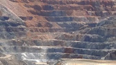 Açık kesim madencilik, açık bir çukurdan çıkarılan veya ödünç alınan kaya veya mineralleri çıkarmak için kullanılan bir yüzey tekniğidir. Bu tür madencilik, uzun duvar gibi dünyaya tünel açmayı gerektiren çıkarıcı yöntemlerden farklıdır. 4K