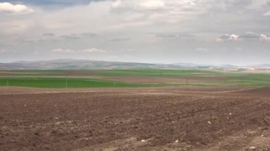Düz Tarım Alanında Sondaj Aletleri Çalışması. Delik, dikey ya da yatay olarak yerden sıkılan dar bir bacadır. Sondaj kulesi, yüzeyin altında delikler açan bir makinedir. Sondaj kulesi yapıları konut ekipmanları 4K