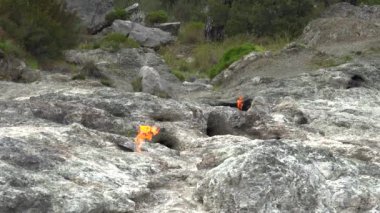 Metan Yeraltı Alevleri Kayalar ve Yanıklar Arasındaki Çatırtı 'dan ortaya çıkar. Enerji ateşi zemini alevleri jeolojik jeolojik gaz metan gazı doğal rezervi. Doğal kaynak lav volkanı hidrojen hidrojen rezervi abiyotik helyum takviyesi 4K' yı yakar.
