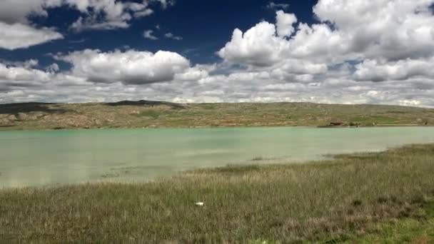 Grasveld Van Plain Lake Meadows Heuvels Rond Het Meer Moorlands — Stockvideo