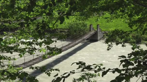 Jembatan Suspensi Sederhana Wooden River Long Valley Suspensi Sederhana Tali — Stok Video