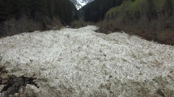 Masa Glaciar Dura Borde Del Arroyo Viejo Pedazo Nieve Del — Vídeos de Stock