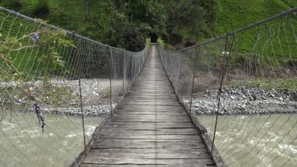 Ponte Suspensão Simples Madeira Sobre Rio Valley Suspensão Simples Corda — Vídeo de Stock
