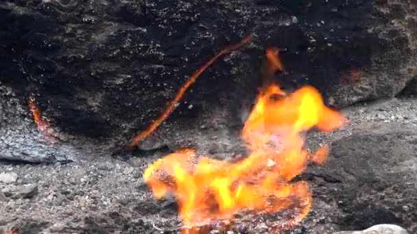 Flame Methane Underground Emerges Crack Rocks Burns Energy Fire Flames — Stock Video