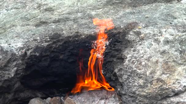 Flamme Des Methanuntergrundes Entsteht Aus Rissen Zwischen Felsen Und Verbrennung — Stockvideo