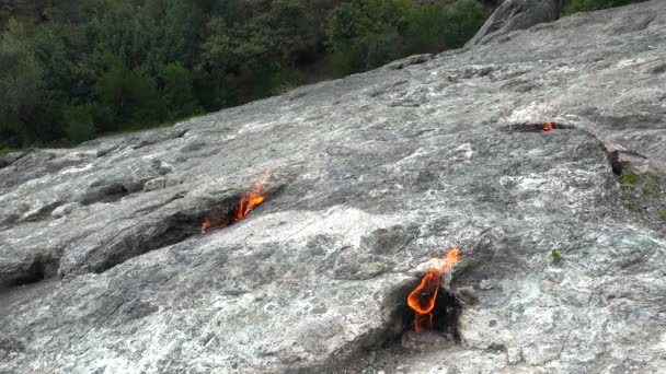 Fiamma Metano Sotterraneo Emerge Dalla Crepa Tra Rocce Ustioni Energia — Video Stock