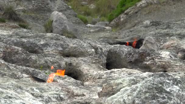Flamme Méthane Souterraine Émerge Fissure Entre Les Roches Les Brûles — Video