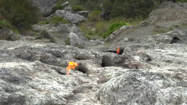 Fiamma Metano Sotterraneo Emerge Dalla Crepa Tra Rocce Ustioni Energia — Video Stock