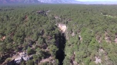 Derin ve Dik Kayalık Kanyondaki Küçük Su. Kayalık Kanyon. Geçit, jeolojik zamanlardaki bir nehrin yıpranması ve aşınmasından kaynaklanan yamaçlar ve uçurumlar arasında derin bir yarık.