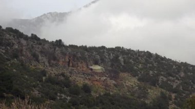 Orman Dağlarındaki Geleneksel Yoksul Keçi Ağılı. Kalem, hayvan ya da hayvan beslemek gibi istenmeyen hayvanları evde tutmak için kullanılan bir muhafazadır. Dönem, bir hayvan ya da hayvanı hapsedebilecek türde çevreleri tanımlar. İnşaat ve terminoloji 4K
