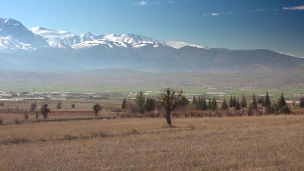 Πρώτο Πλάνο Των Χιονισμένων Βουνών Μικρές Πόλεις Σπίτια Στα Τέλη — Αρχείο Βίντεο