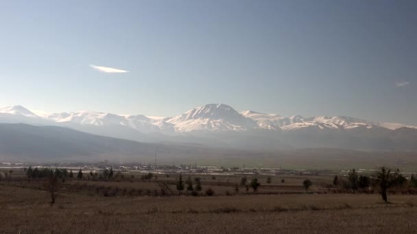 Karlı Dağların Önü Nde Geç Kış Taki Küçük Kasaba Evleri — Stok video