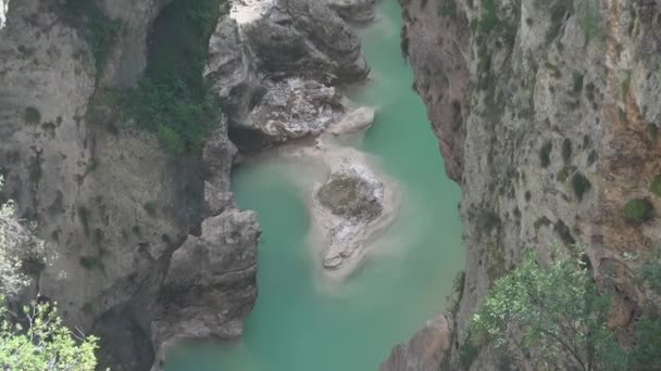 Petites Eaux Base Canyon Rocheux Profond Raide Turquoise Blue Stream — Video