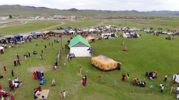 Moğolistan Geleneksel Ulusal Bayram Naadam Festivali Için Kalabalık Halk Toplanıyor — Stok video