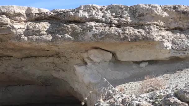 Cueva Que Consiste Rocas Piedra Caliza Suelo Tierra Firme Calcita — Vídeo de stock