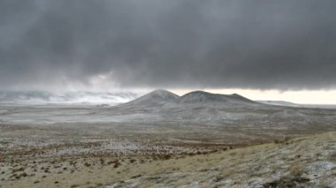 Kış boyunca ağaçsız bozkırlarda kar yağıyordu. Türkmenistan tundra iklimleri rüzgarlı Orta Asya, Mançurya Moğolistan Çini Sibirya Rusya Kazakistan Özbekistan Kırgızistan ovaları buzul örtüsü doğa, dağlar, kar tundrası, karasal iklim