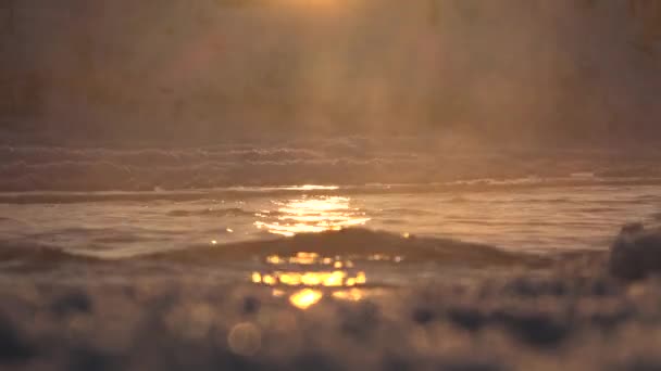 Stoom Komt Uit Het Water Stroomt Onder Bevroren Ijskappen Zonsondergang — Stockvideo