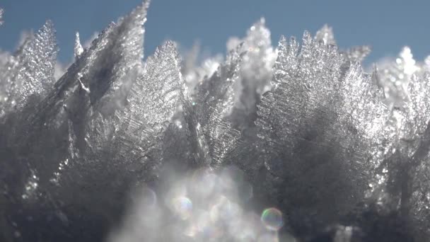过冷的水液滴冻结在表面时 冰层就形成了 清楚的冰是透明的 均匀的 像冰立方体 硬里姆雪结晶体结霜 — 图库视频影像