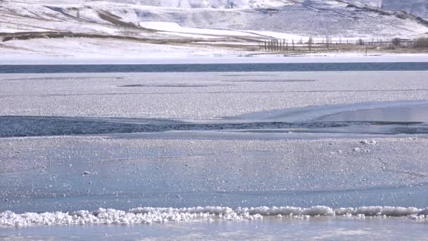 Mrożona Powierzchnia Wody Jeziora Tamy Topnieje Zimny Sezon Zimowy Pęknięcia — Wideo stockowe