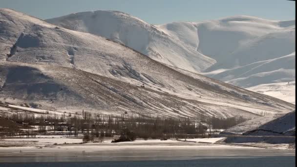 Snowy Hills Edge Flat Large Plain Sunny Winter Snowy Mountain — Vídeos de Stock