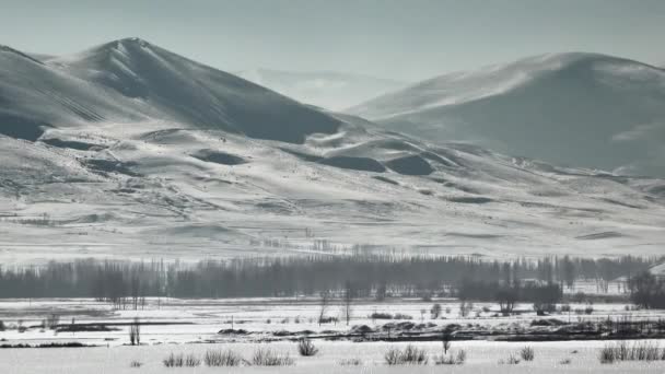 Snowy Hills Okraji Ploché Velké Pláně Slunné Zimě Zasněžené Pohoří — Stock video