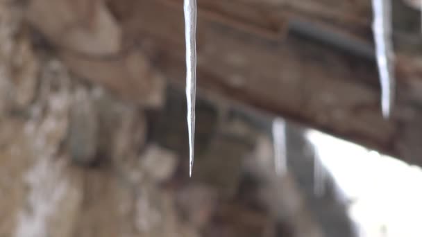 Winter Hängen Wellblechdach Des Dorfhauses Eisdachziegel Schneebedeckte Steinmauer Dörfer Häuser — Stockvideo