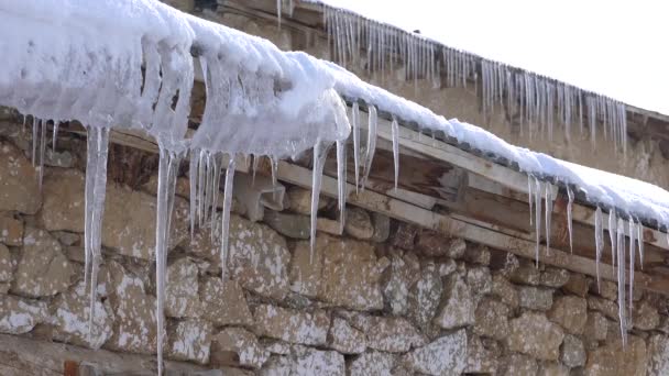 Winter Hängen Wellblechdach Des Dorfhauses Eisdachziegel Schneebedeckte Steinmauer Dörfer Häuser — Stockvideo