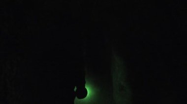 Araştırmacı mağaranın derinliklerine doğru yürür. Zifiri karanlıkta fenerle ilerleyen biri. Bir yeraltı şehri, bir savunma sığınağı, yaşamak için bir yer, bir ulaşım sistemi, depolama mahzenleri 4K sağlayabilecek bir dizi bağlantılı yeraltı alanıdır.