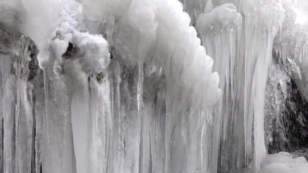 Lange Eiszapfen Rand Des Gefrorenen Wasserfall Eiszapfen Können Sich Überall — Stockvideo