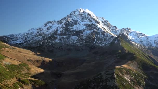 Snöiga High Mountain Summit Och Höstfärgglada Valley Det Första Snön — Stockvideo