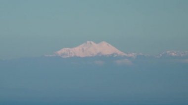 Çifte Tepe Konisi Karlı Elbrus Dağı Zoom Dağı Zirvesi. Elbrus Rusya Dağı ve Türkiye 'den Batumi Gürcistan. Üç ülkenin topraklarına birlikte bakarken. Elbrus Dağı 4K