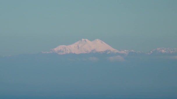 Double Peak Cone Shaped Snowy Elbrus Mountain Summit Long Distance — Stok Video