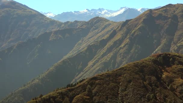 原封未动的野生林地山谷和雪峰 山顶上有今年的第一场雪 鸟儿飞过山谷 风景山高山高地丘陵地带 — 图库视频影像