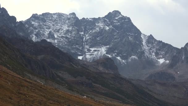 Перший Сніг Року Високого Скелястого Гірського Піку Лугом Дивлячись Снігові — стокове відео
