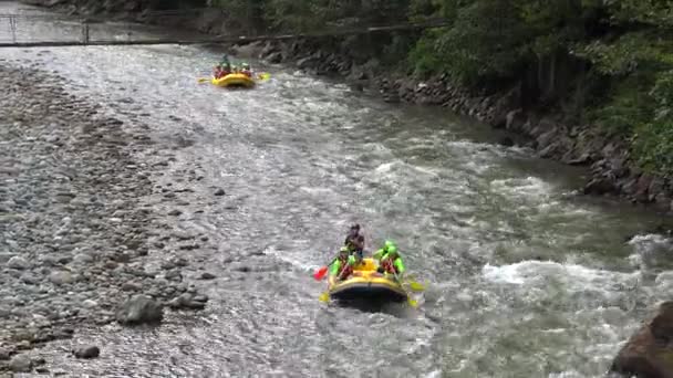 Deux Bateaux Gonflables Jaunes Rafting Sur Rivière Dans Forêt Rafting — Video